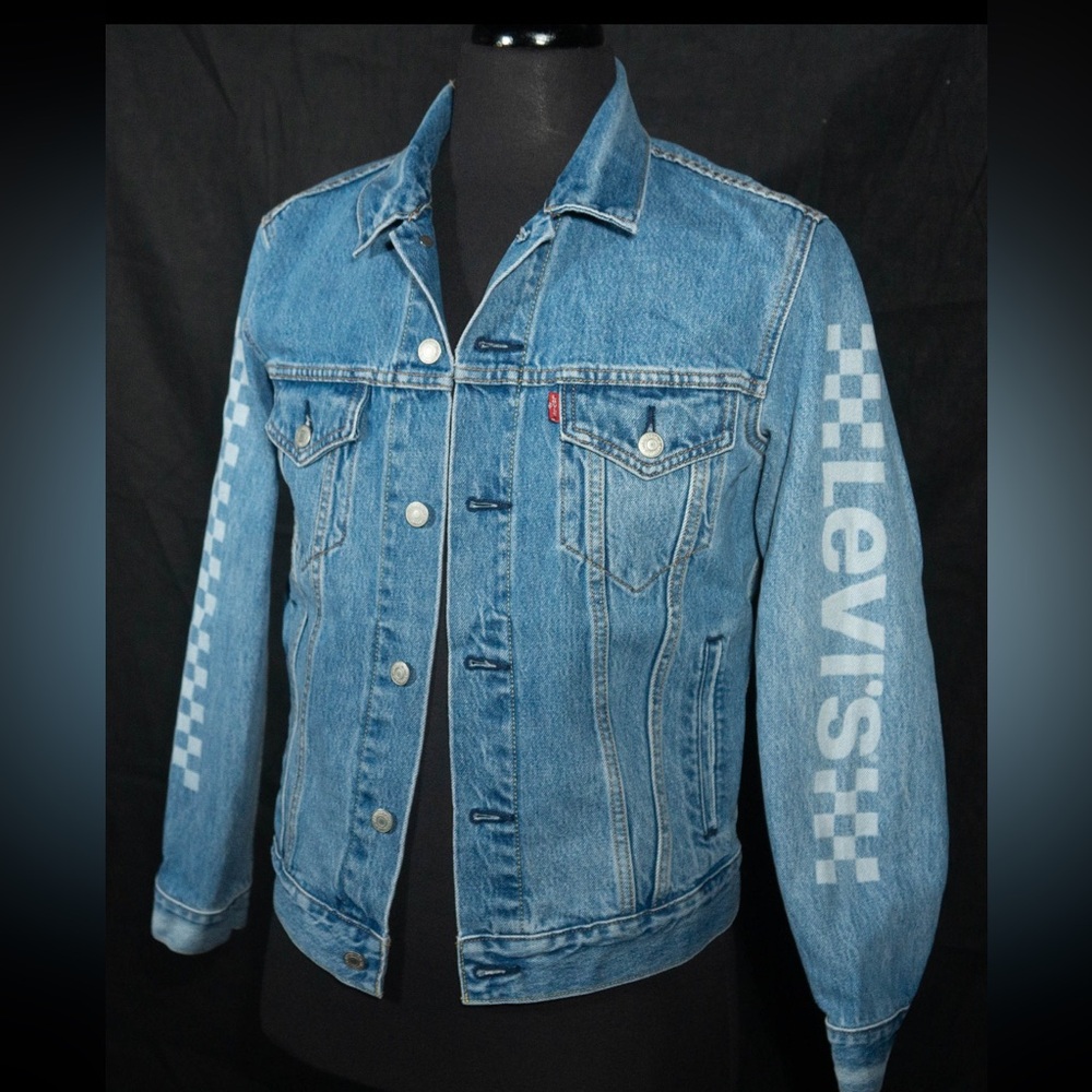 LEVIS Mens Printed Sleeve Trucker Jacket (MOTOCROSS LEGEND LIGHT WASH, Medium M)